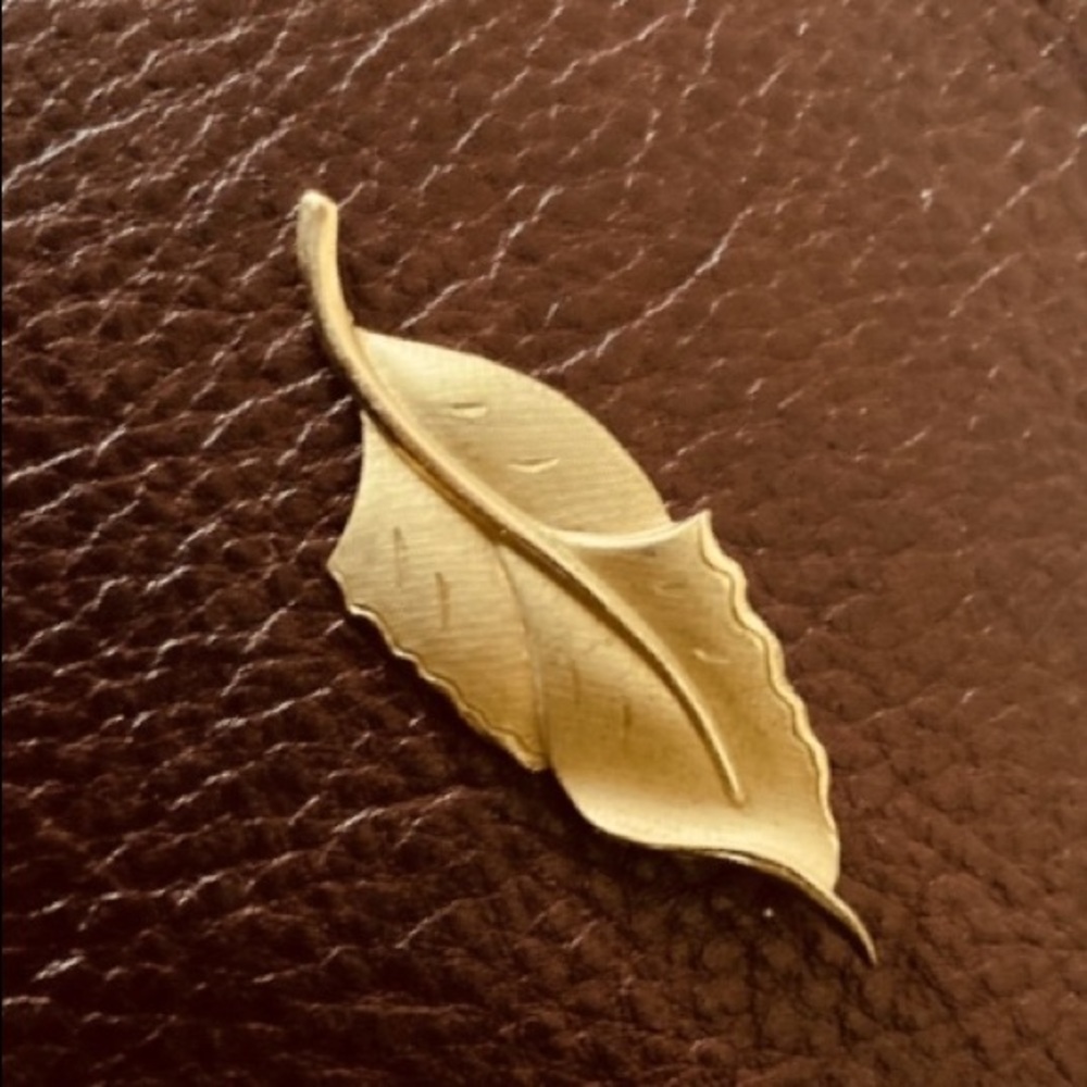 Vintage 12 karat gold filled leaf brooch pin